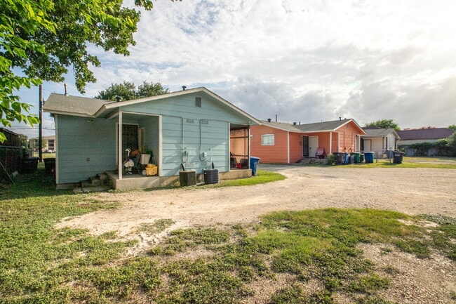 Photo - Cozy 1 Bed, 1 Bath Duplex A Block From Woodlawn Lake