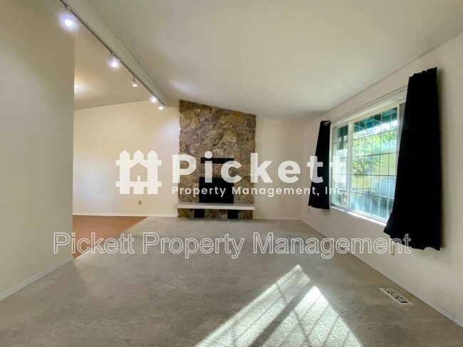 Photo - 7293 Pheasant Cir NE