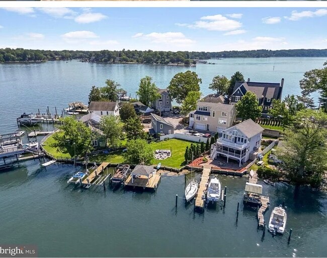 Photo - 684 N Riverside Dr