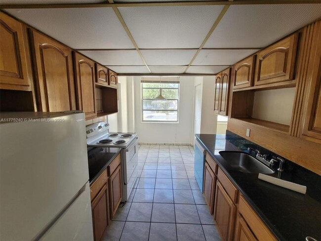 Building Photo - 2 bedroom in North Miami Beach FL 33162 Rental