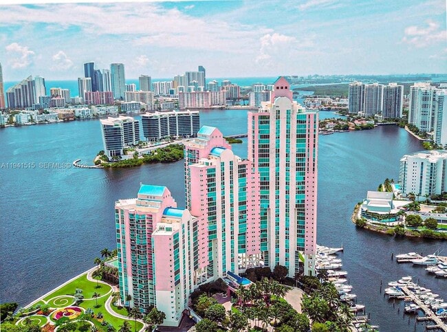 Building Photo - 3370 NE 190th St Unit 615