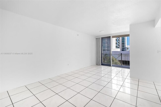 Photo - 2642 Collins Ave Unit 307
