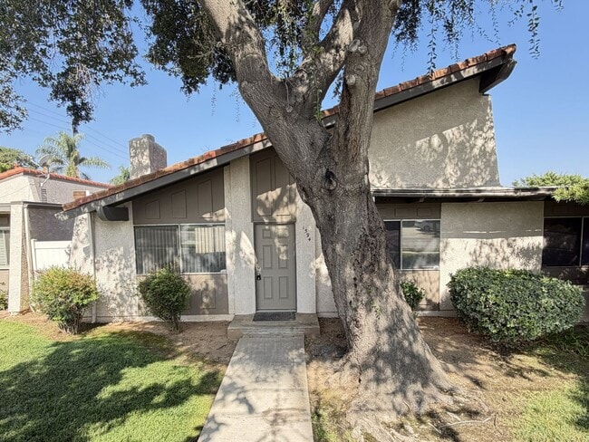 Building Photo - Redlands Townhouse in Great Complex 2+ 1.5 AVAILABLE NOW