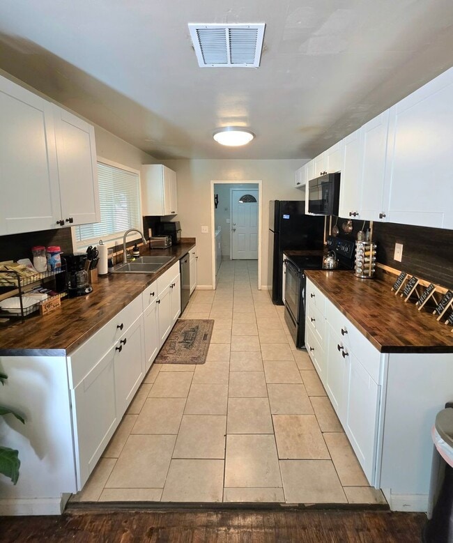 Building Photo - FURNISHED OR UNFURNISHED 5 BEDROOM 3 BATH HOME WITH POOL