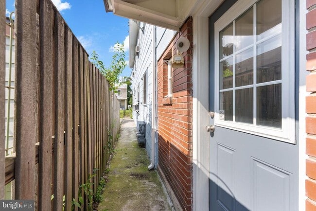 Building Photo - 513 E Custis Ave