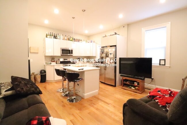 Building Photo - 33 Portsmouth St Unit 1R