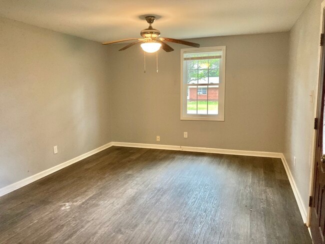 Living Room - 626 Dashland Dr Unit Dashland B