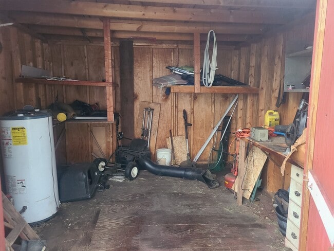Storage shed - 908 West Ave
