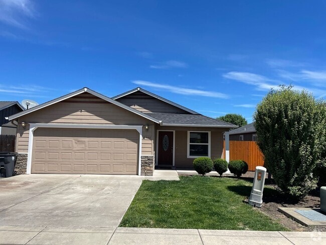 Building Photo - Nice 3 Bedroom 2 Bath Home in a Quiet Neig...