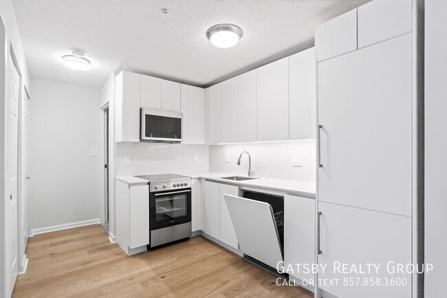 Building Photo - 166 Summer St Unit 33R