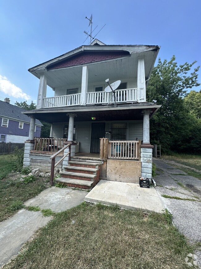 Building Photo - Upper unit of duplex newly renovated Rental