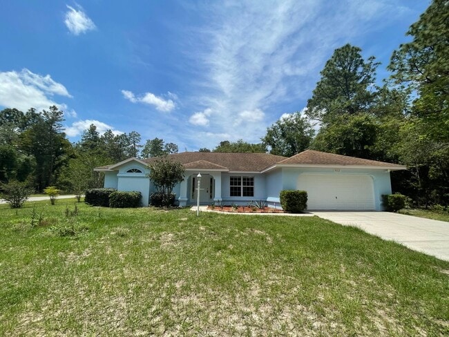 Building Photo - 3 Bedroom 2 bath 2 Car Garage situated on a large Corner Lot in SW Ocala