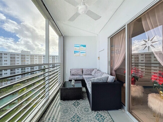 Photo - 2731 NE 14th Street Causeway Unidad 812