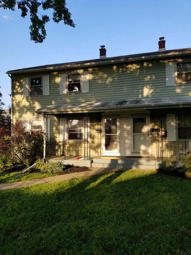 Front Entrance - 104 Kenosha St Townhome