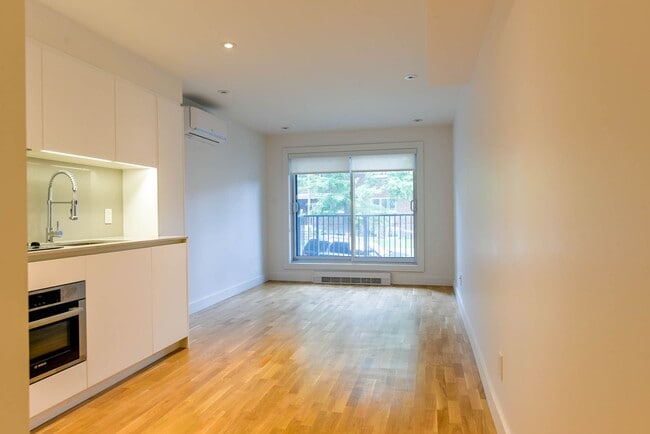 Photo - 3195 Av. Van Horne Unit 105