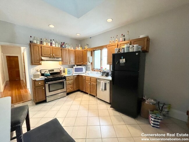 Building Photo - No Fee, Fantastic Apt for NEU students!  Laundry in Building.  Spacious, Sunny, Youtube Video att...