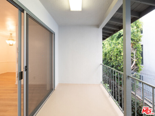 Building Photo - 422 Arnaz Dr Rental