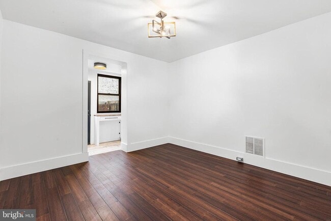 Photo - 2549 Collins St