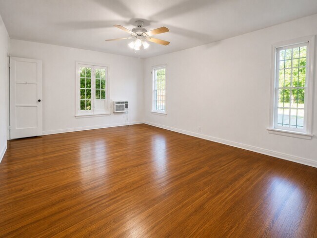 1452 S Sherbourne Dr Unit LOWER UNIT