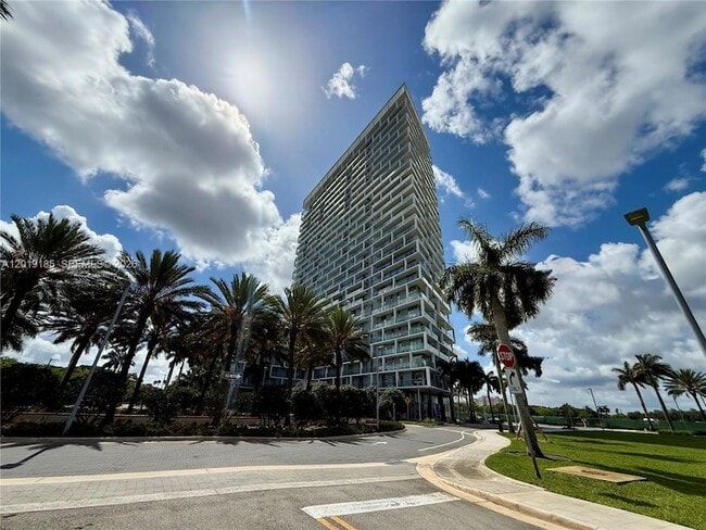 Building Photo - 2000 Metropica Wy Unit 2003
