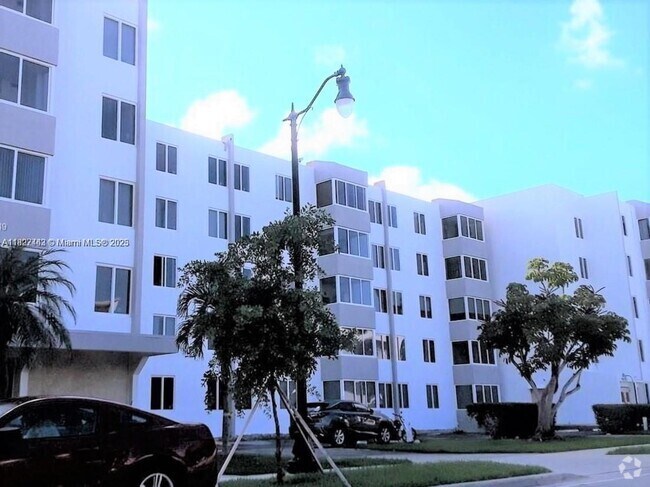 Building Photo - 250 180th Dr Unit 404 Rental