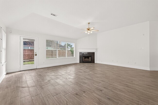 Building Photo - 3143 Oakwood Run Dr