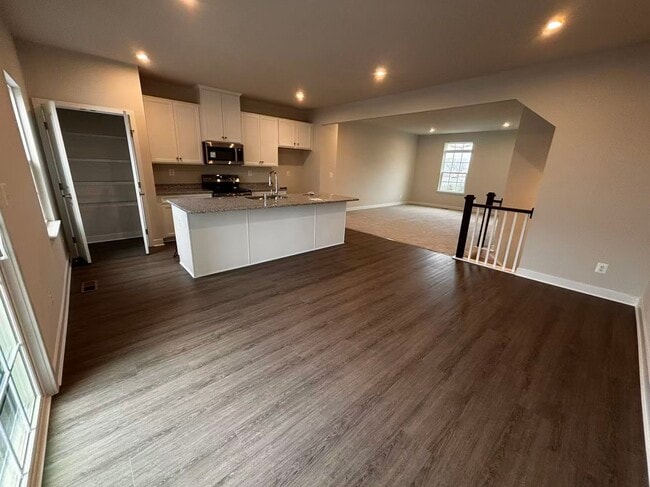 Photo - 735 Rosemary Way