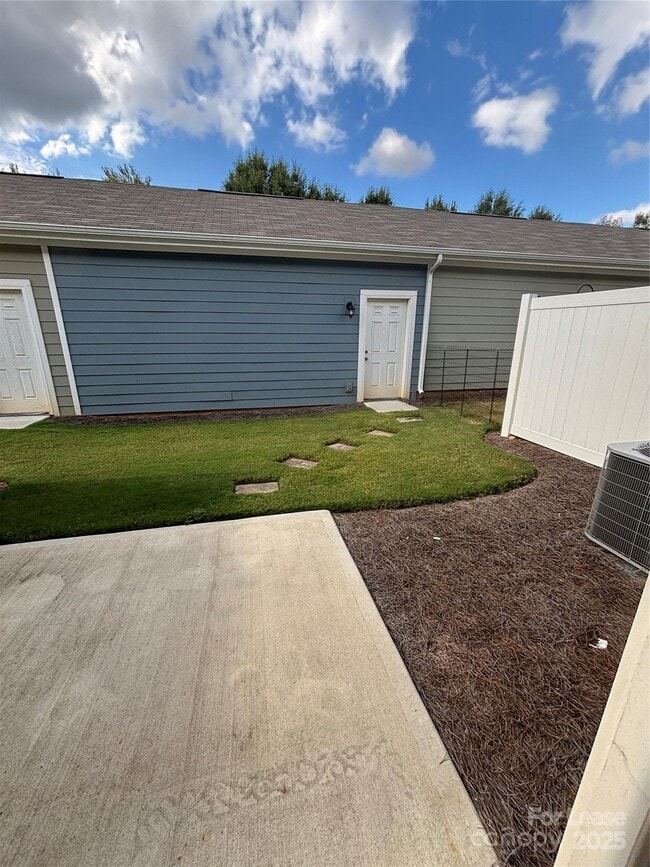 Photo - 414 Sagecroft Ln