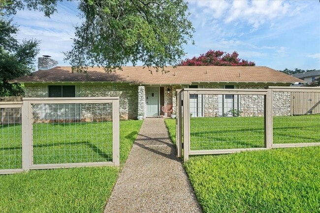 Building Photo - 8800 Willowick Dr Rental