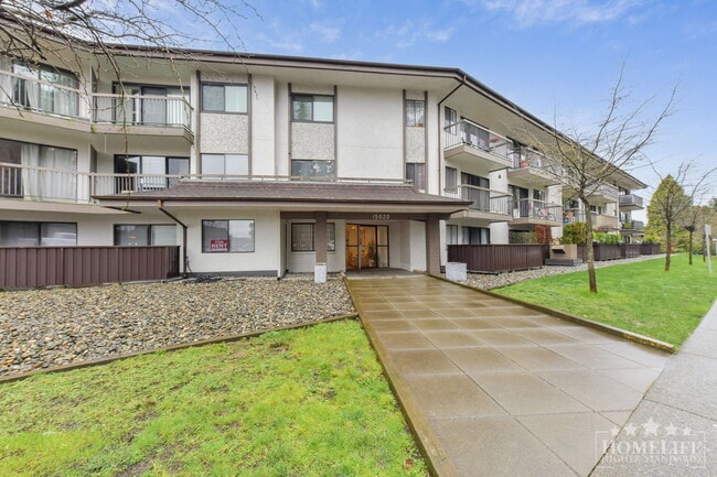 Building Photo - Coastal Living in a 55+ Community Spacious 1 Bedroom Across from Semiahmoo Shopping Centre Unit 118