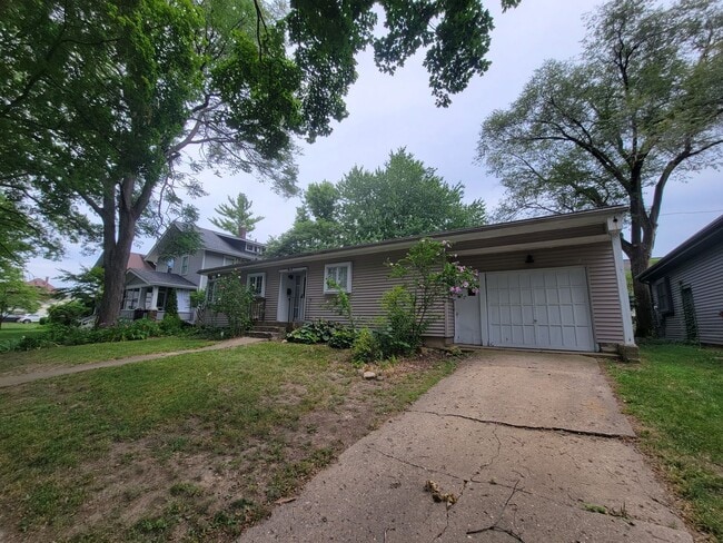 Photo - Two Bd - One Ba  close to Clark Park