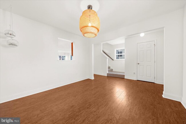 Photo - 105 N Yeingst Dr