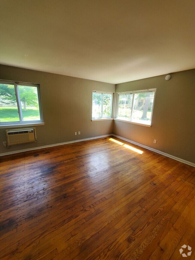 Building Photo - 2448 W Kilbourn Ave Rental