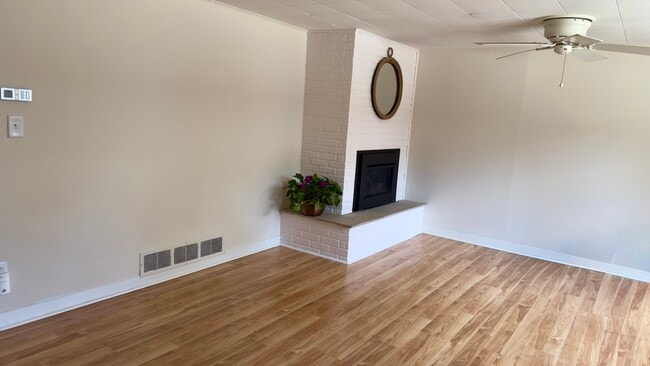Living room - 836 11th St SW Unidad #2