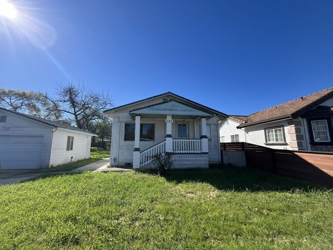 Building Photo - Recently renovated 2 bed 2 bath in Sacramento!