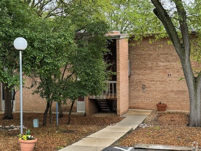Building Photo - 6019 Forest View Rd Unit 2B Rental