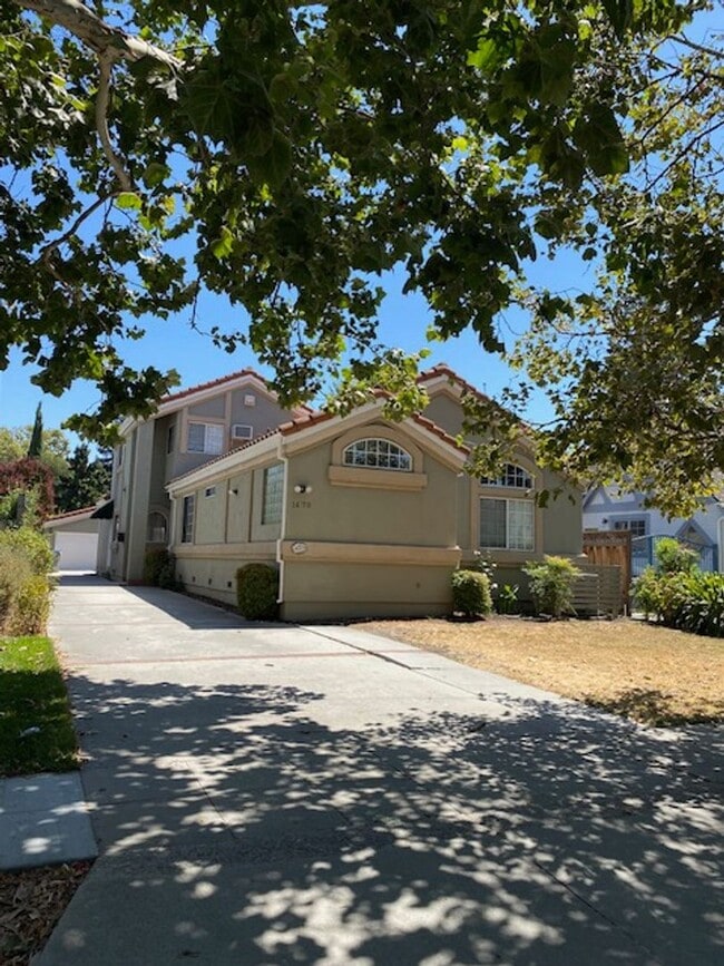 Building Photo - Spacious updated home with 3 downstairs be...