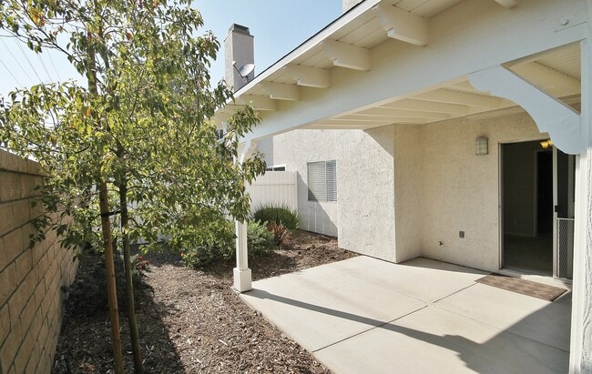 Building Photo - Spacious home/townhome in wonderful neighb...