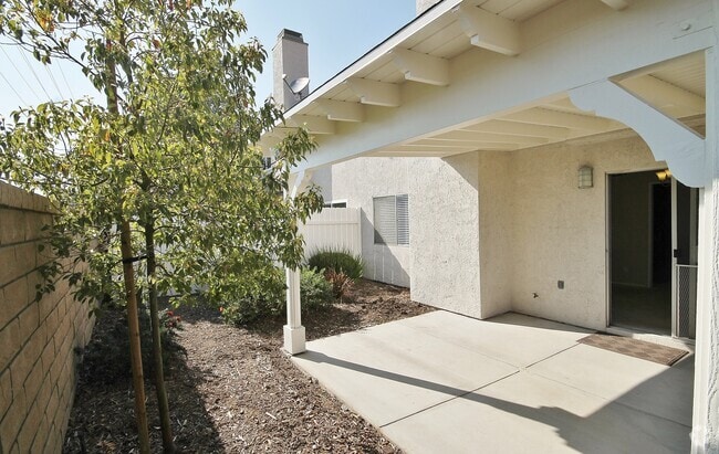 Building Photo - Spacious home/townhome in wonderful neighb...