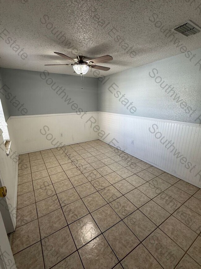 Photo - Super cute 2 story!