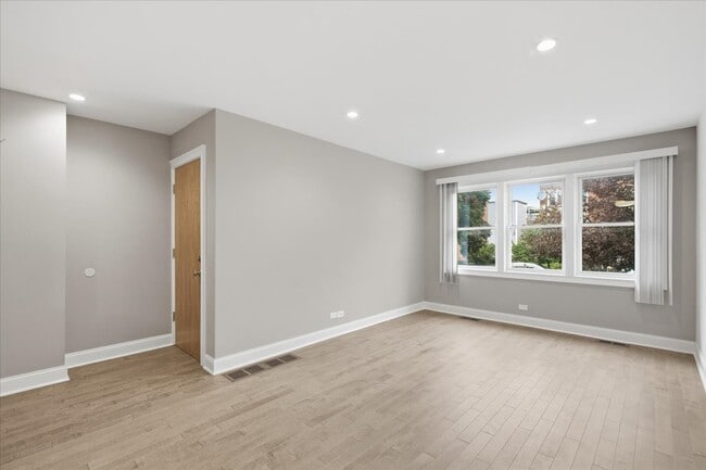 Photo - 2553 W Summerdale Ave