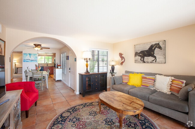 Building Photo - 500 S Farrell Dr Unit M81 Rental