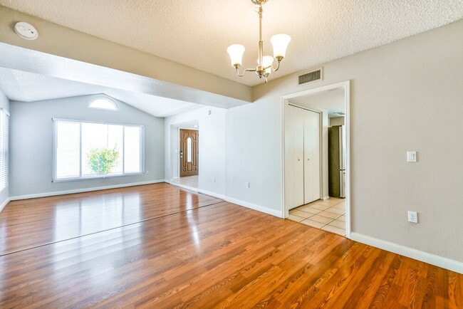 Photo - 521 N Red Rock St
