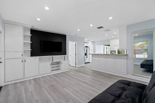 Photo - 804 SE 6th Ct