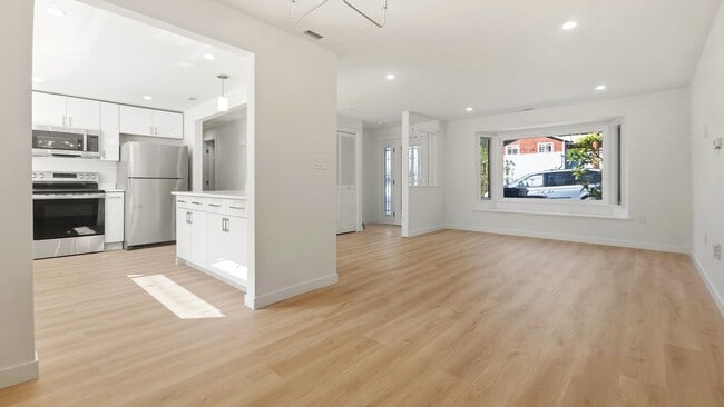 Photo - Fully Remodeled 2 Bed 2 Bath Front Unit in Prime Lynnwood Location