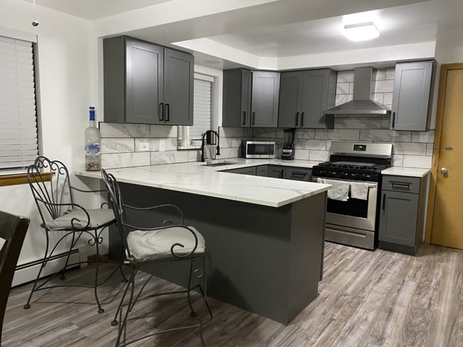Building Photo - 3316 W 79th St Rental