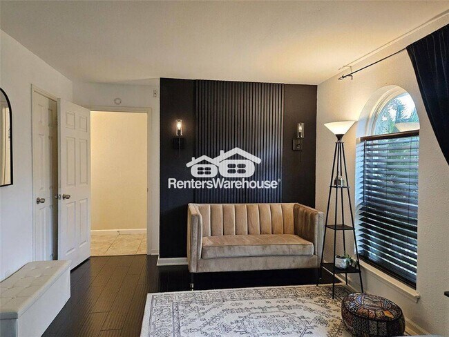 Photo - 1806 Saxony Ln