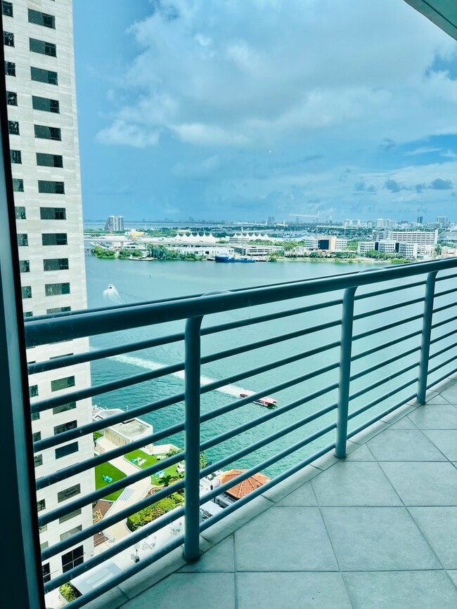 Building Photo - 335 S Biscayne Blvd Unit 2204