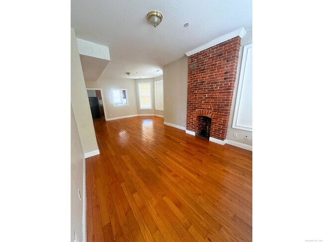 Photo - 54-58-58 Clarence St