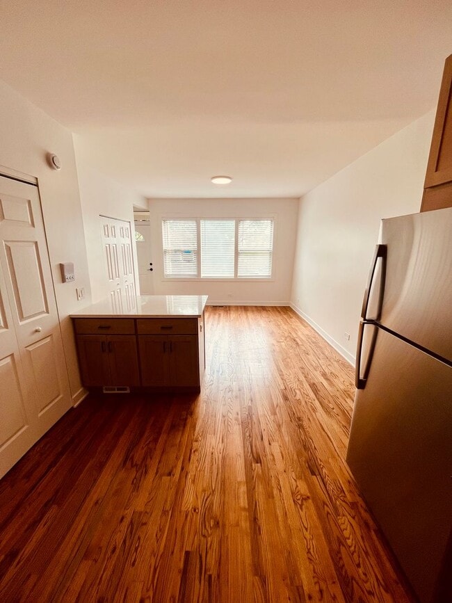 Building Photo - 2306 N Hoyne Ave Unit 1F
